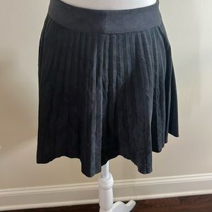 Vineyard Vines Pleated Charcoal Short Skirt.  Size  00 Feels like velvet.